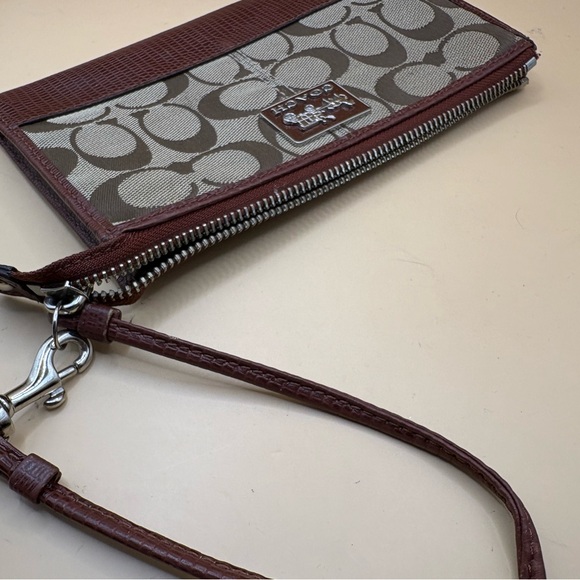 brown signature c coach clutch - Picture 8 of 9